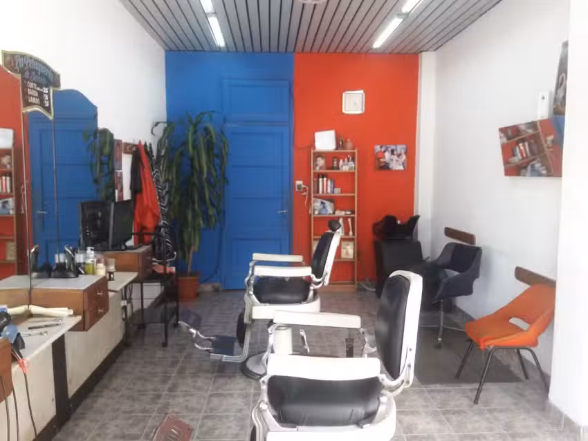 Av san juan 3625 . Galeria local 37