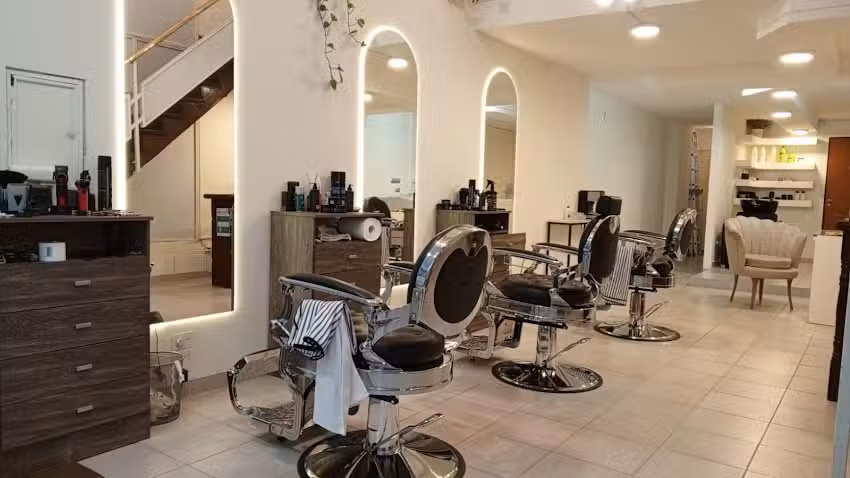 Barber&iacute;a y Centro de Est&eacute;tica: Ale, Aqu&iacute; y Ahora.