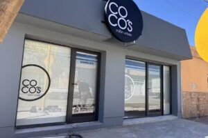 Co Co&rsquo;s Sal&oacute;n Unisex