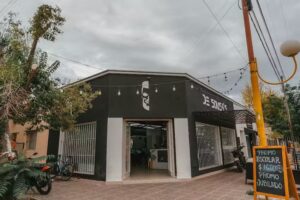 DE SOUSA&rsquo;S HAIR STUDIO