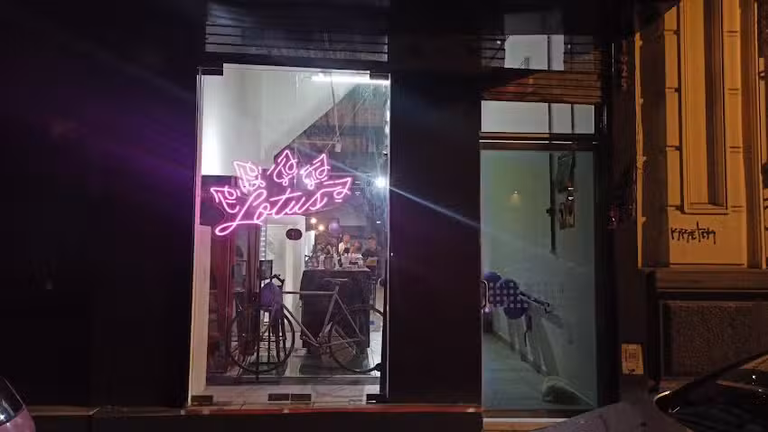 Lotus &ndash; Peluqueria, Bar, Casa Cultural