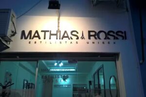 Math&iacute;as Rossi estilistas unisex peluqueria