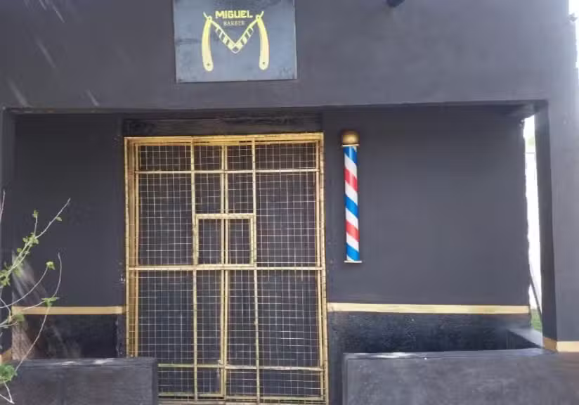 Miguel barber Haircut & Shave