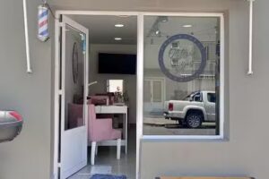 PELUQUER&Iacute;A & BARBER&Iacute;A. OCTAVIO SAYUS