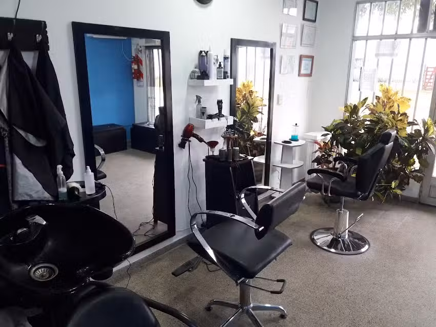 Salon De Peluqueria Carlos Piana Estilista