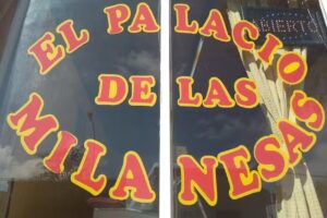 Salón Unisex Black And White