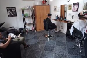 Stay Free &ndash; Peluqueria Barberia