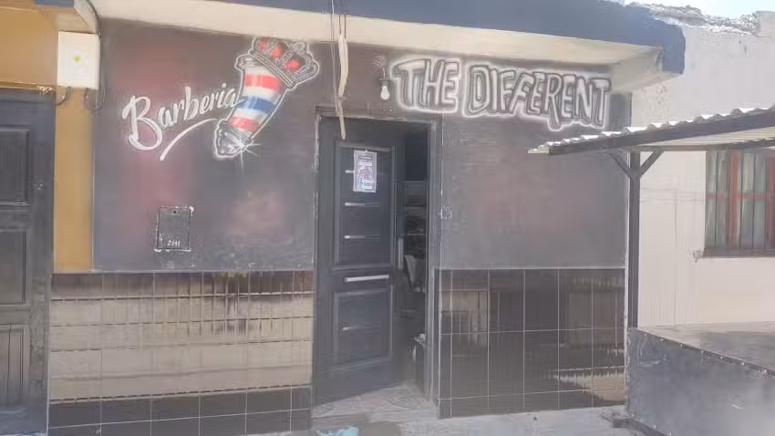 The Different Barber&iacute;a & Indumentarias